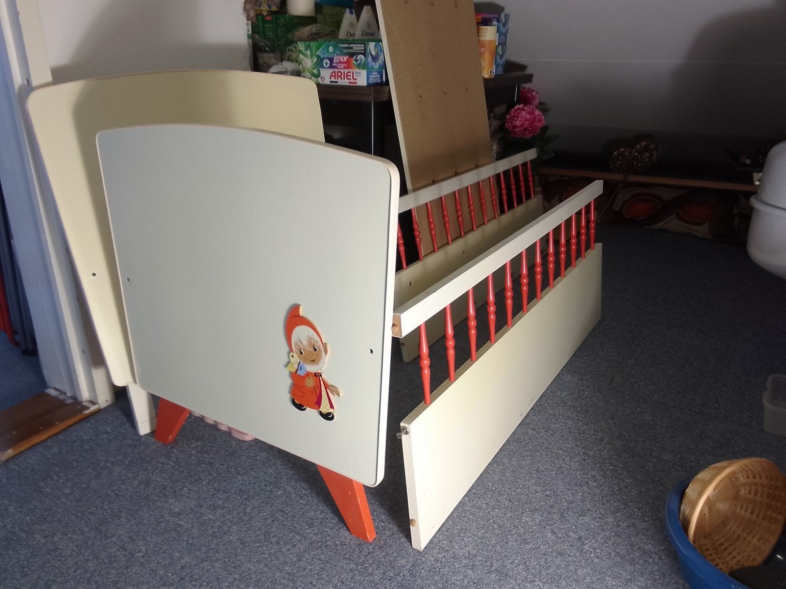 retro kinderledikantje wit met oranje uit1977 met commode, Ophalen, Ledikant