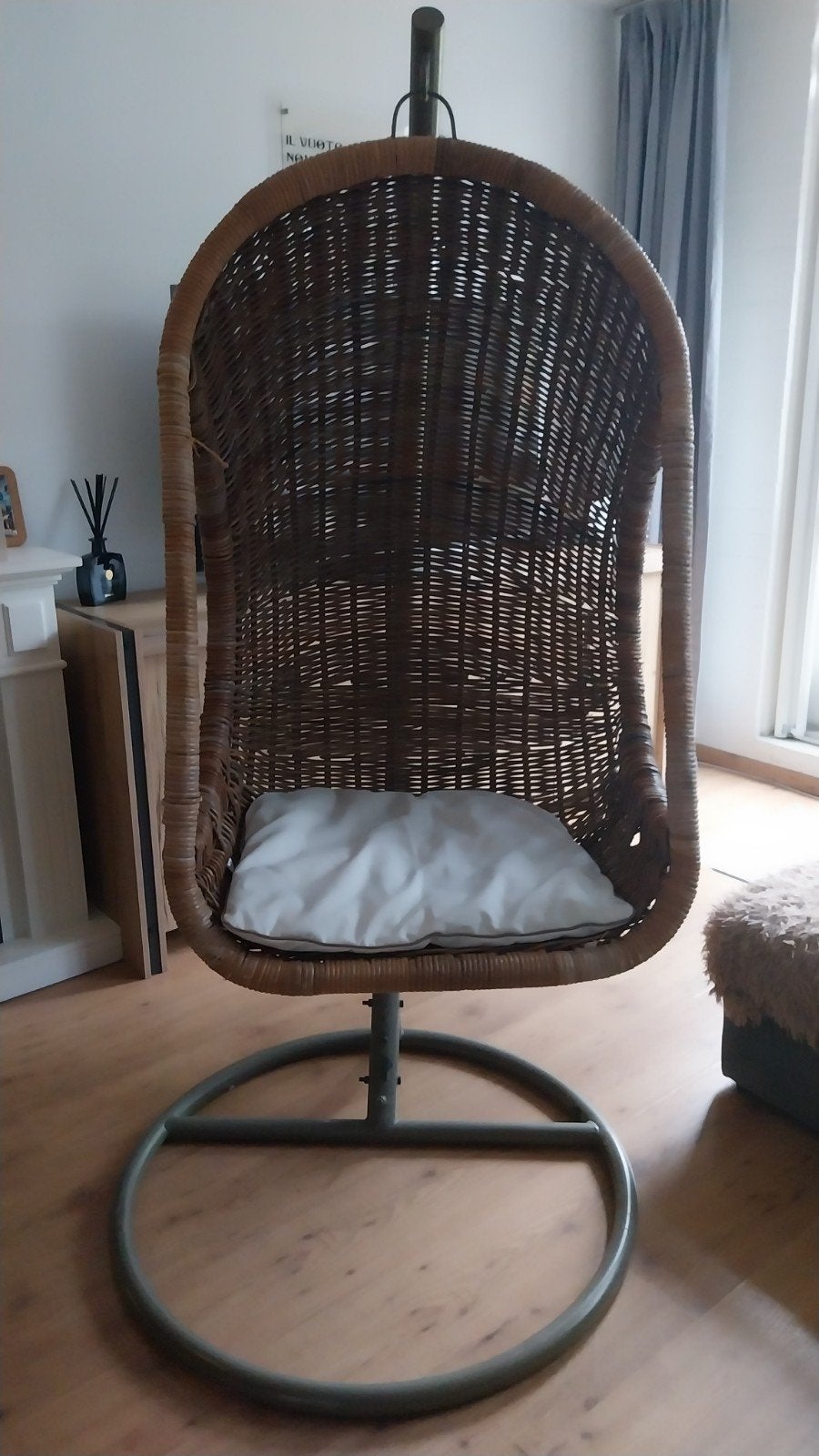 Comfortabele hangstoel van rotan met standaard, Huis en Inrichting, Ophalen, Gebruikt, Bruin, Bohemian, Modern