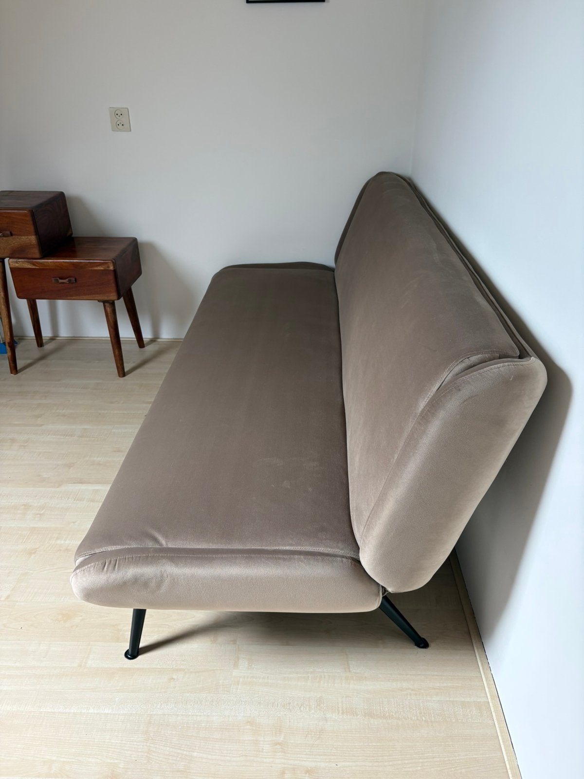 MADE Moby Slaapbank Fluweel Taupe (110 x 200 cm), Ophalen, Tweepersoons, Zo goed als nieuw, Overige maten