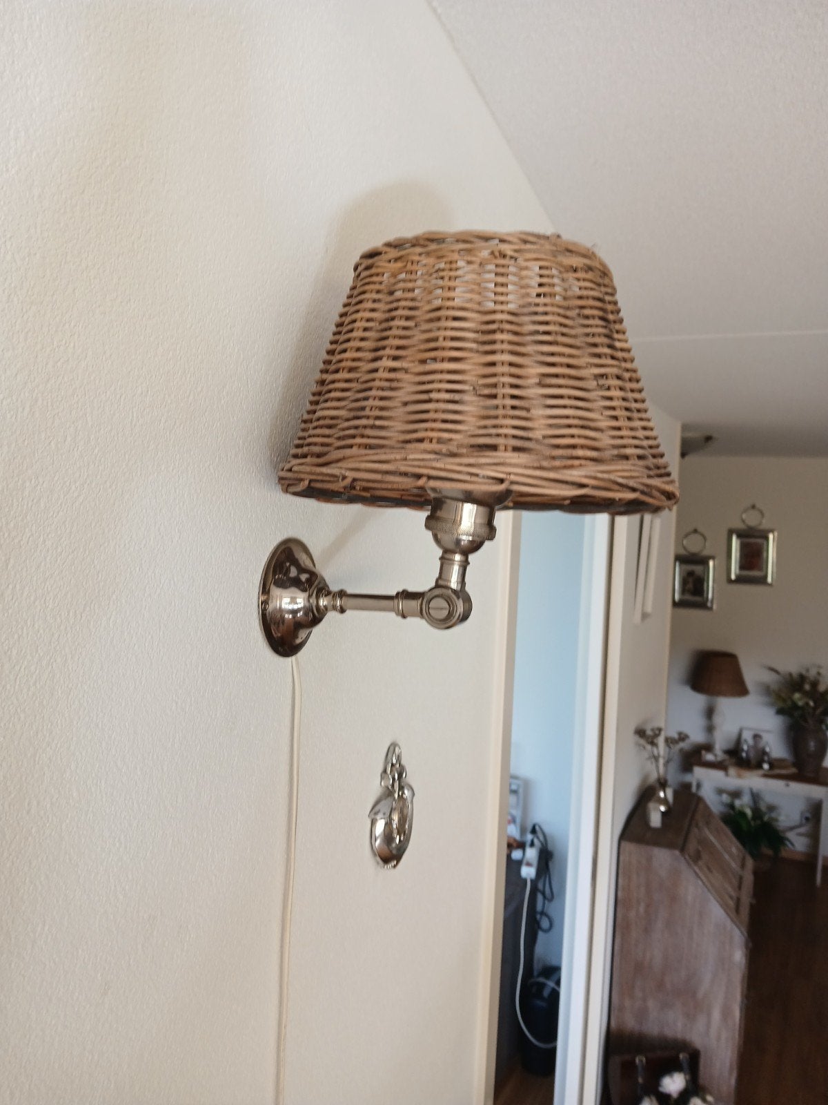 Verstelbare wandlamp met rieten kap, Gebruikt, Ophalen of Verzenden, Leeslamp, Metaal
