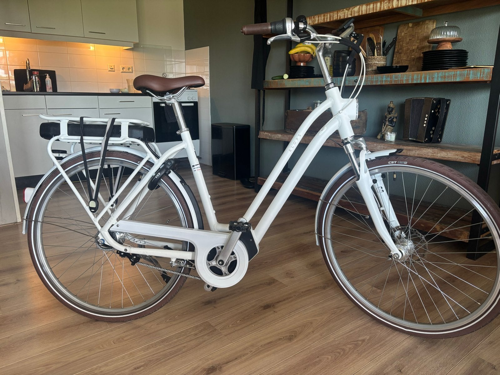 elektrische dames E-bike wit z.g.a.n., Fietsen en Brommers, Elektrische fietsen, Ophalen, Zo goed als nieuw, 50 km per accu of meer