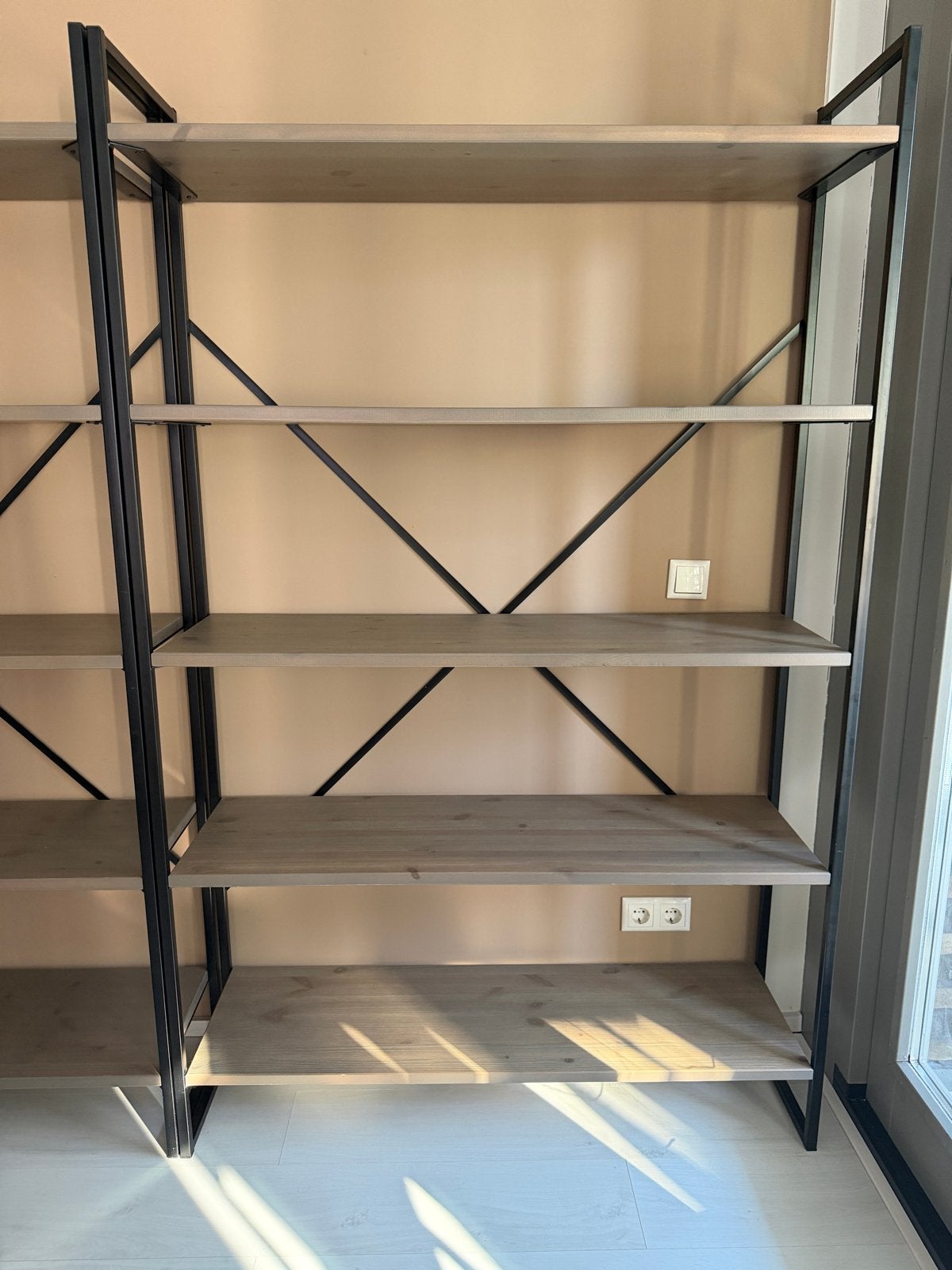 Boekenkast met Zwarte Metalen Frame en Houten Planken, Ophalen, Met plank(en), Grenenhout, 50 tot 100 cm