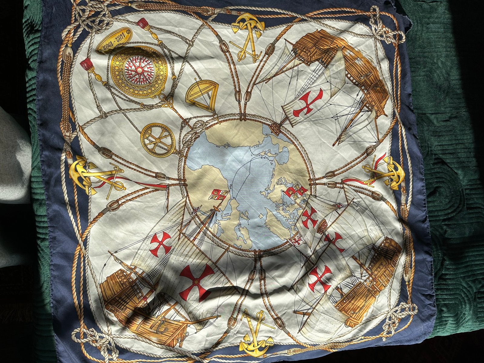 Vintage Codello zijden sjaal - 1492-1992 Columbus, Ophalen of Verzenden, Zo goed als nieuw, Overige thema's, Accessoires