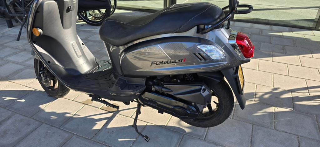 Sym Fiddle 2i 2023 | Porsche Grey | Windscherm + Rekje, Ophalen, Gebruikt, Maximaal 45 km/u, Benzine