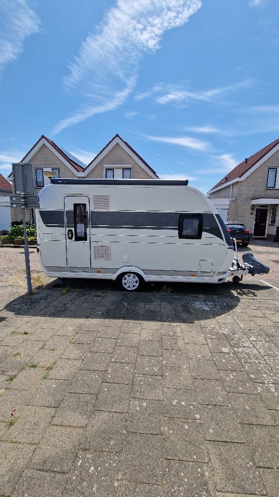 Hobby 400 SFE (2021) – Zeer compleet: Off-grid, Airco, Mover, Schokbreker, Hobby, Frans bed, Treinzit
