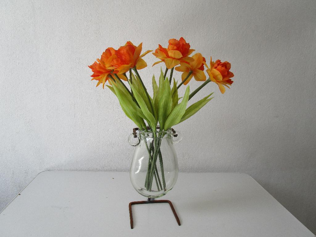 Unieke Hysteria vaas met oren, op standaard. Vintage., Ophalen of Verzenden, Overige kleuren, Glas, Minder dan 50 cm