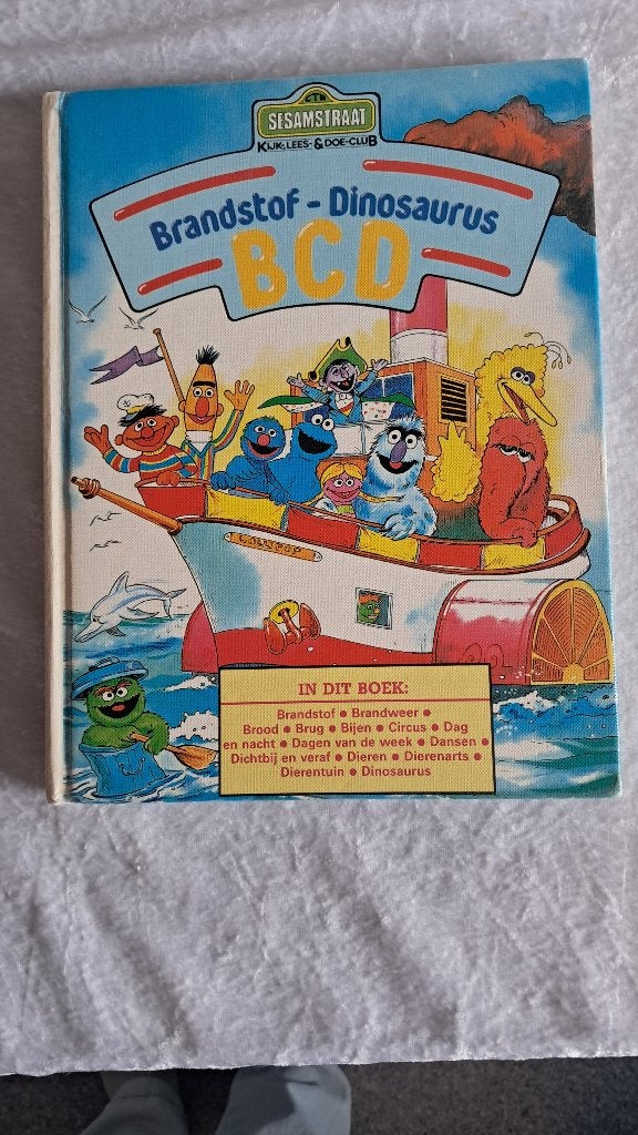 Net boek: Brandstof- Dinosaurus BCD, Sesamstraat informatief, Boeken, Ophalen of Verzenden, Zo goed als nieuw, Fictie algemeen
