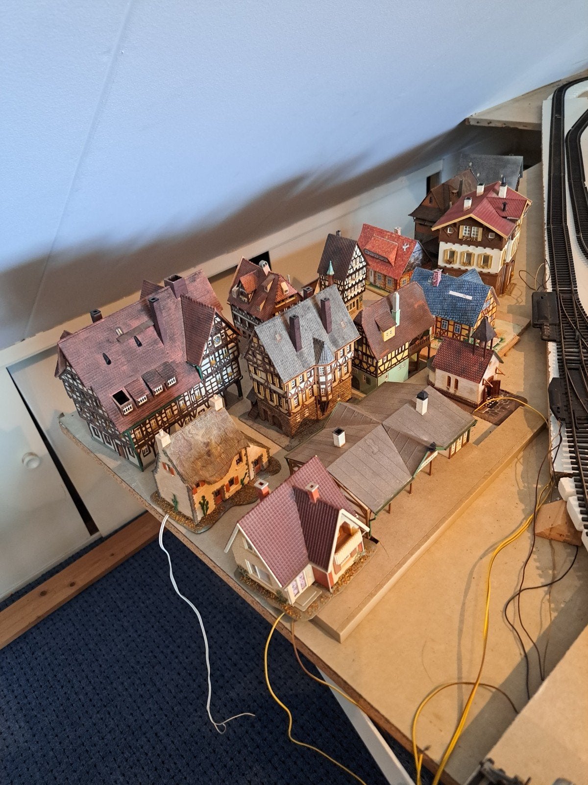 Diverse HO spoorbaan items: huisjes, raffinaderij, rails, Hobby en Vrije tijd, Modeltreinen | H0, Overige merken, Gebruikt, Gelijkstroom of Wisselstroom