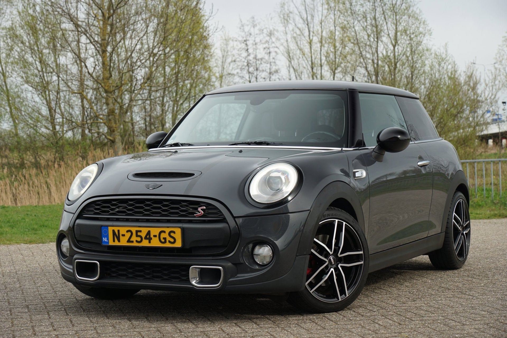 Mini 2.0 Cooper S Chili Serious Business | Thunder Grey Meta, Auto's, 1998 cc, Gebruikt, 4 stoelen, Leder en Stof