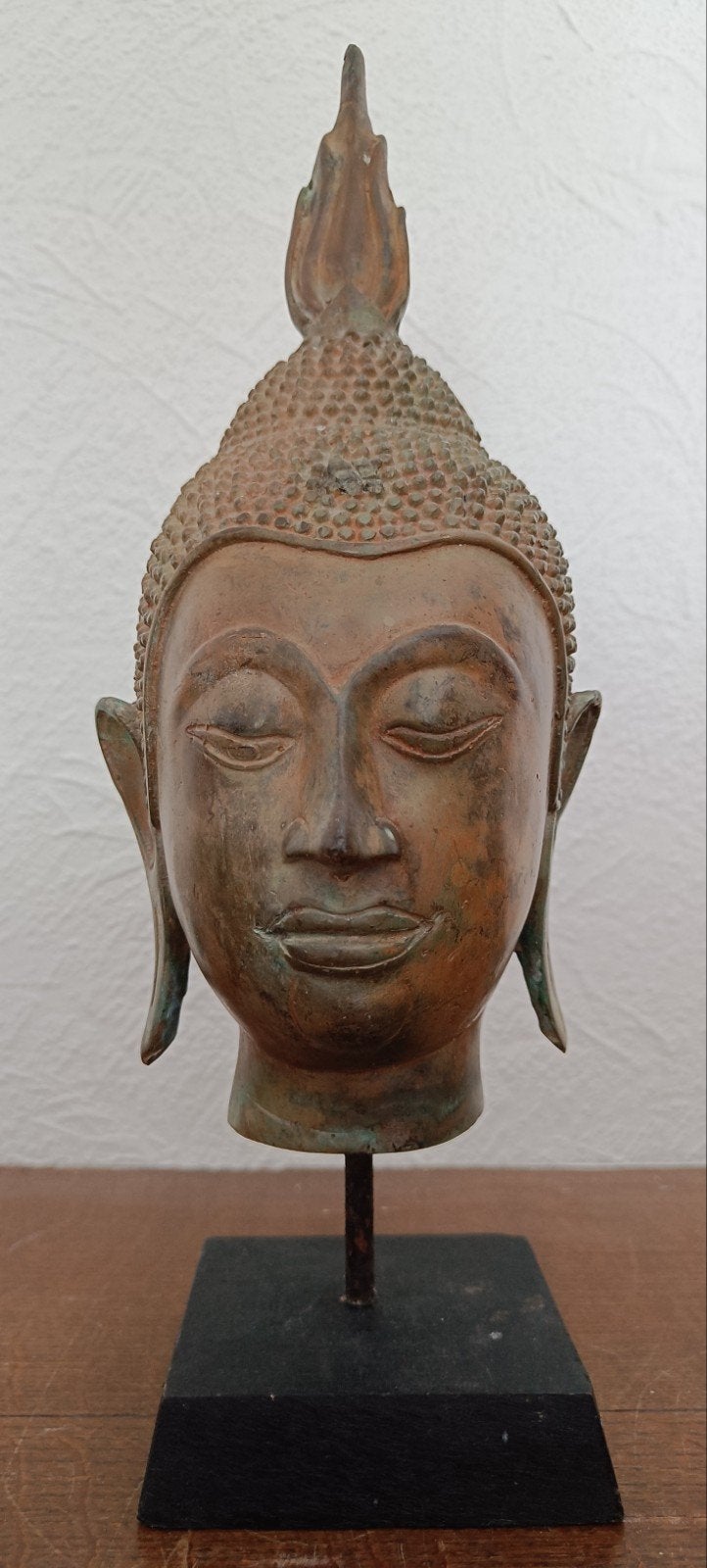 Oud bronzen Boeddha hoofd op sokkel., Ophalen of Verzenden, Beeld, 32 cm, Brons