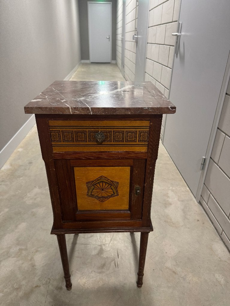Antiek kastje met artdeco motief en marmeren afdekplaat