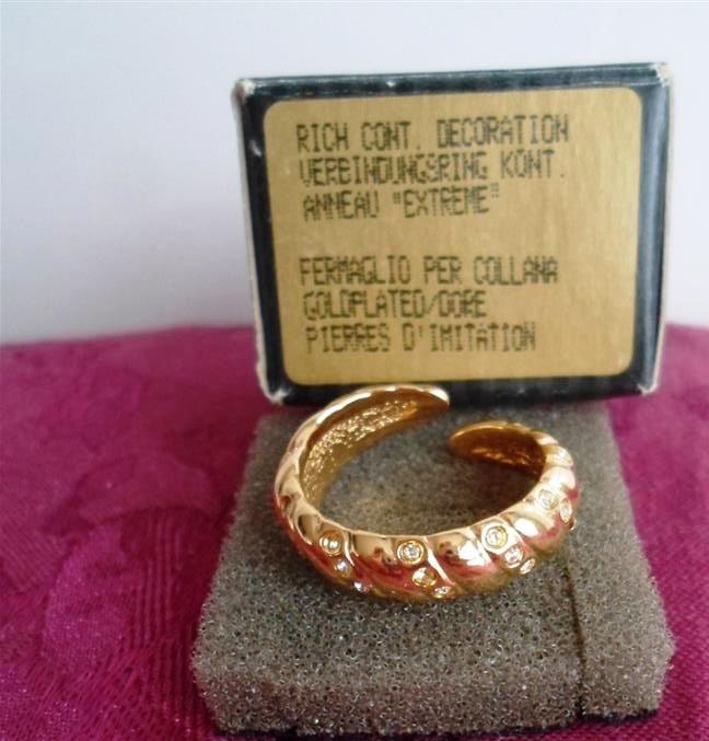 AVON ring. Goldplated met rondom strass steentjes . Jaren'70, Sieraden, Tassen en Uiterlijk, 18 tot 19, Nieuw, Ophalen of Verzenden