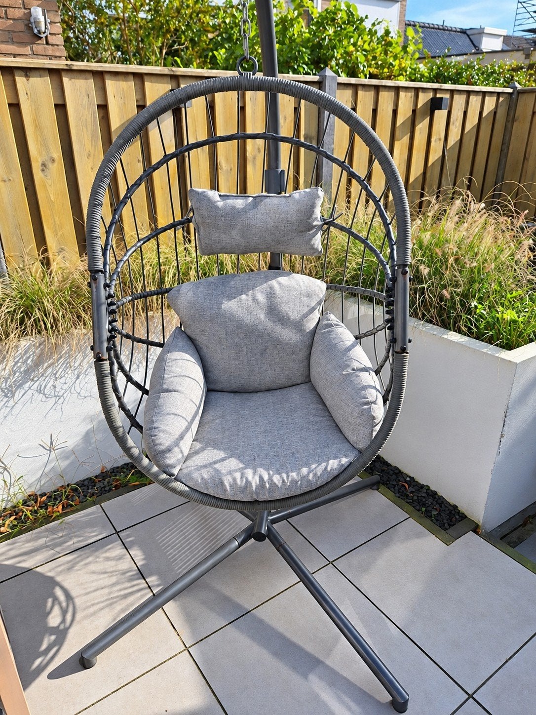 Comfortabele hangstoel met standaard en kussens, Ophalen, Gebruikt, Metaal