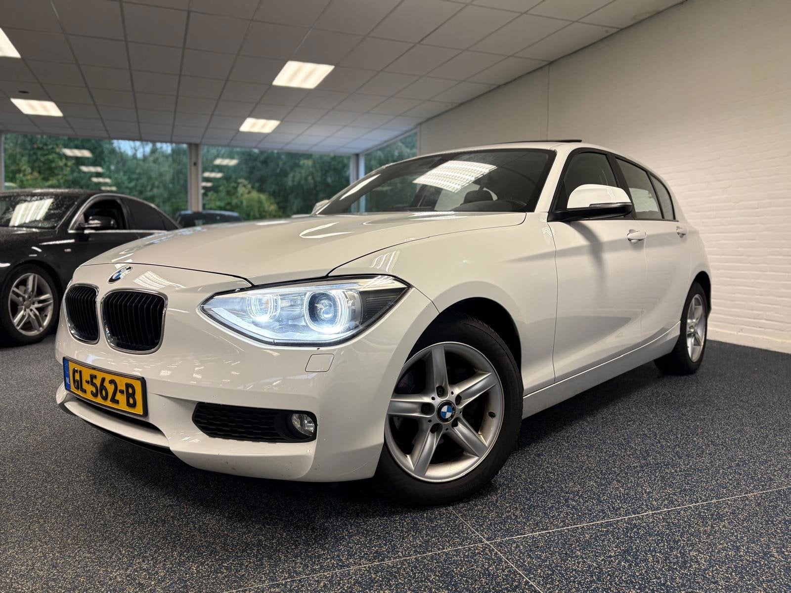 BMW 1-serie 118d Business+ | Automaat | Pano | Navi | Cruise, Auto's, Euro 5, Achterwielaandrijving, Wit, 140 €/maand
