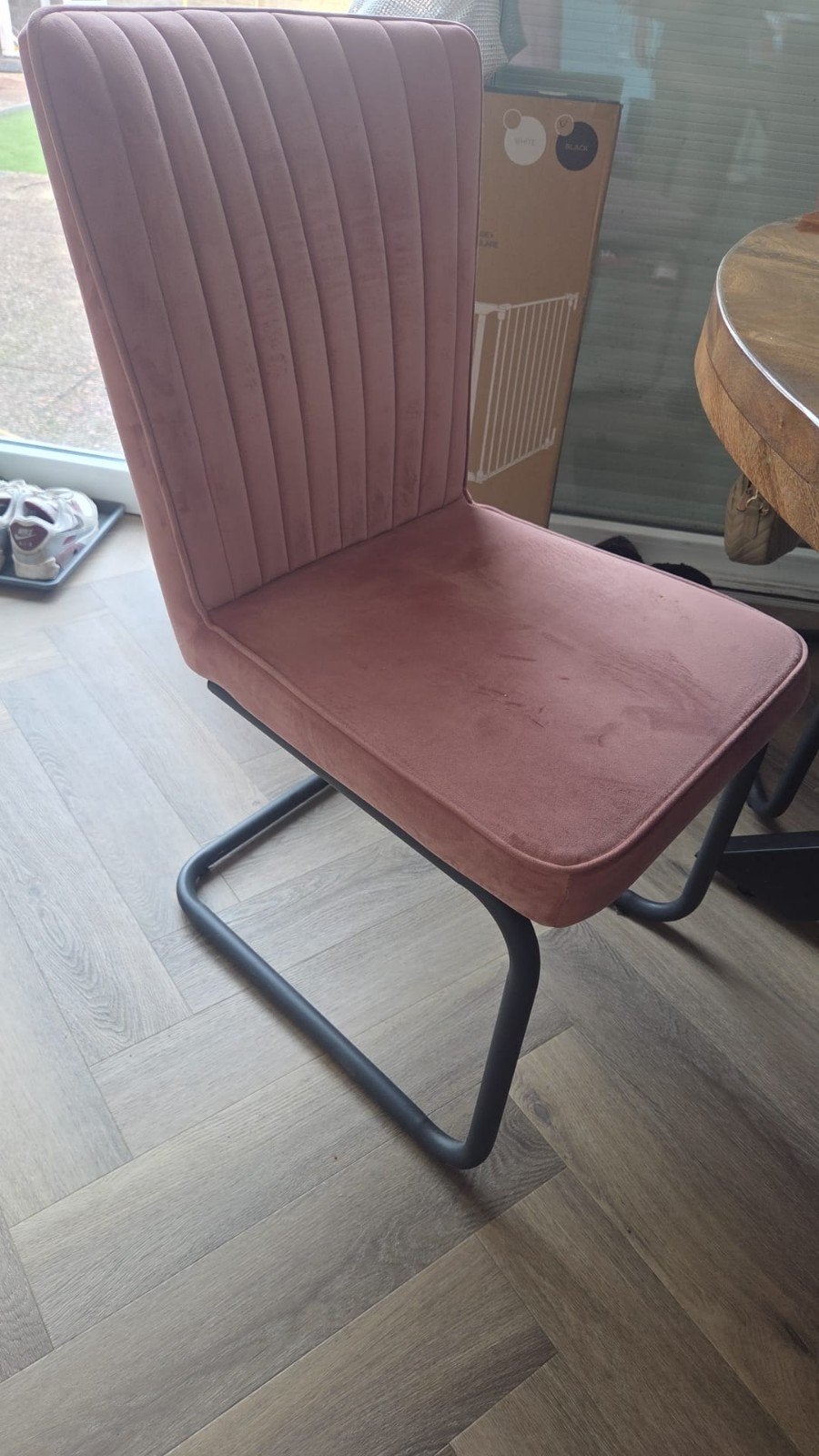 2 grijze en 2 roze eetkamerstoelen, Ophalen, Gebruikt, Grijs, Vier
