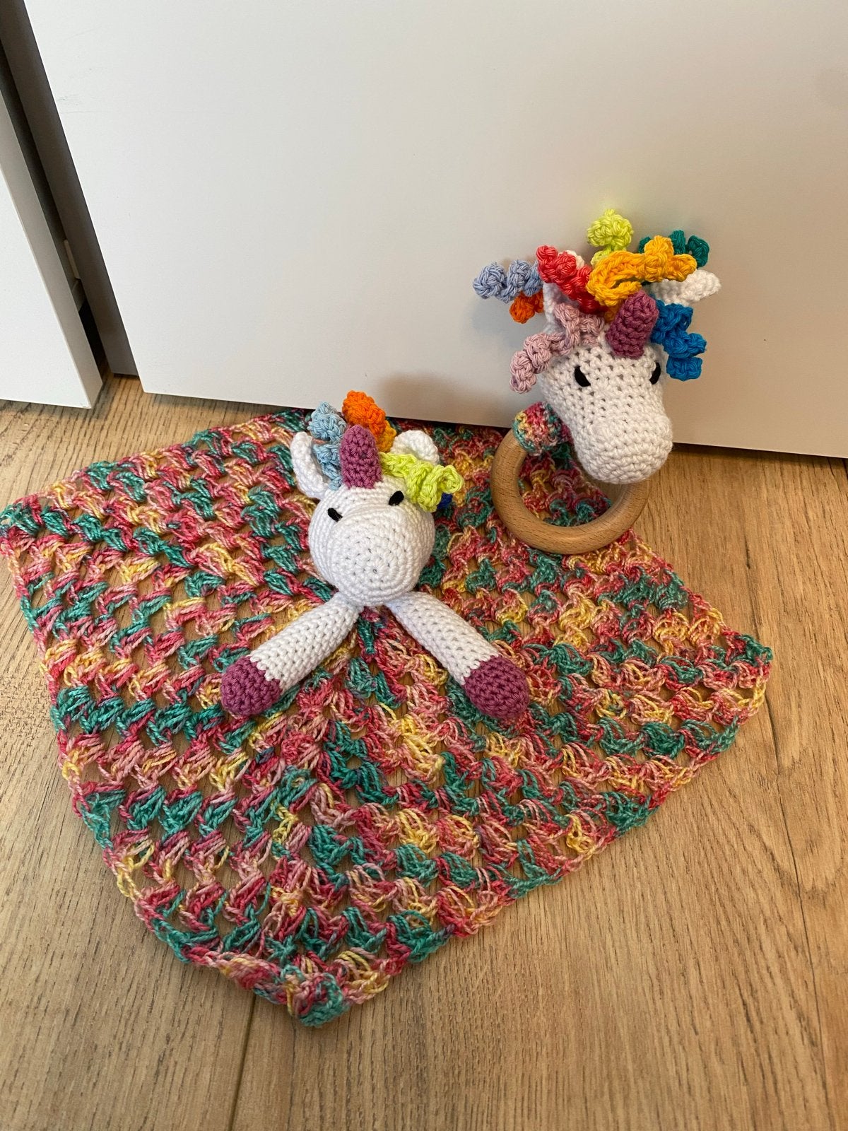 Gehaakte eenhoorn knuffeldoekje en rammelaar set, Verzenden, Nieuw, Rammelaar, Met geluid