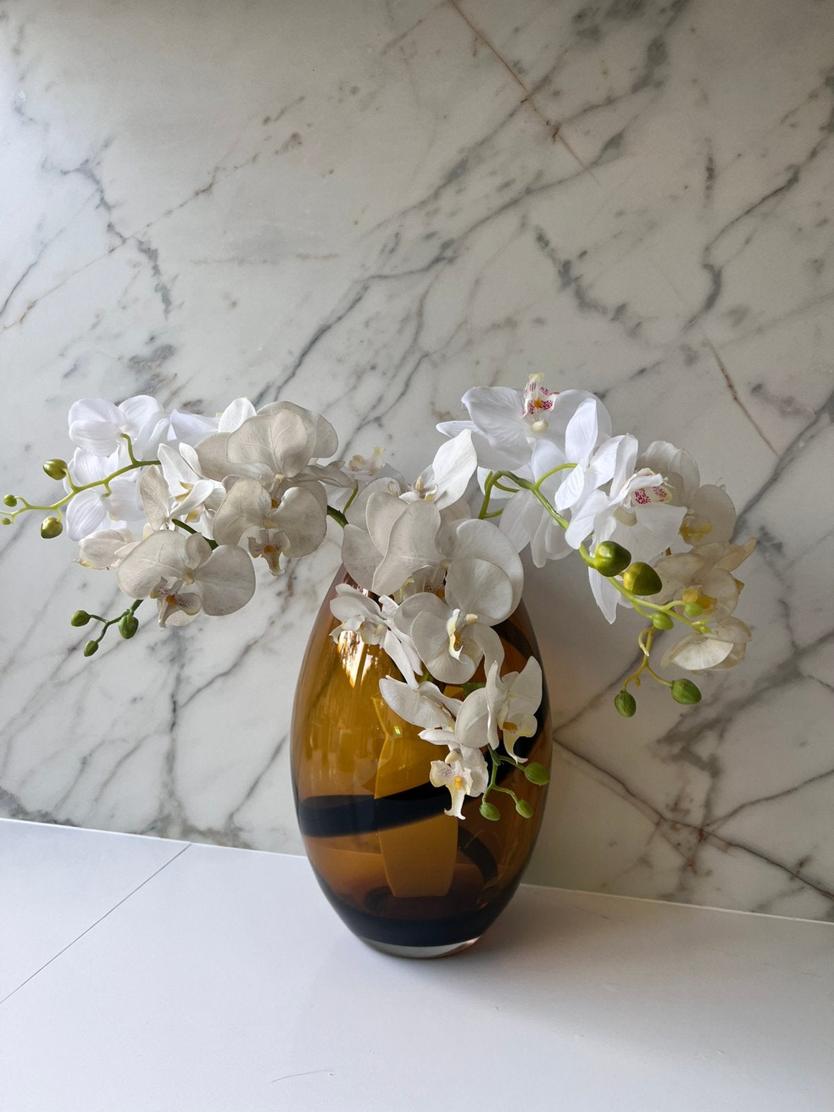 DESIGN BRUIN GLAS GROOT FORMAAT VAAS + ZIJDE ORCHIDEEËN, Huis en Inrichting, Binnen, 70 cm, Onderhoudsvrij, Ophalen of Verzenden
