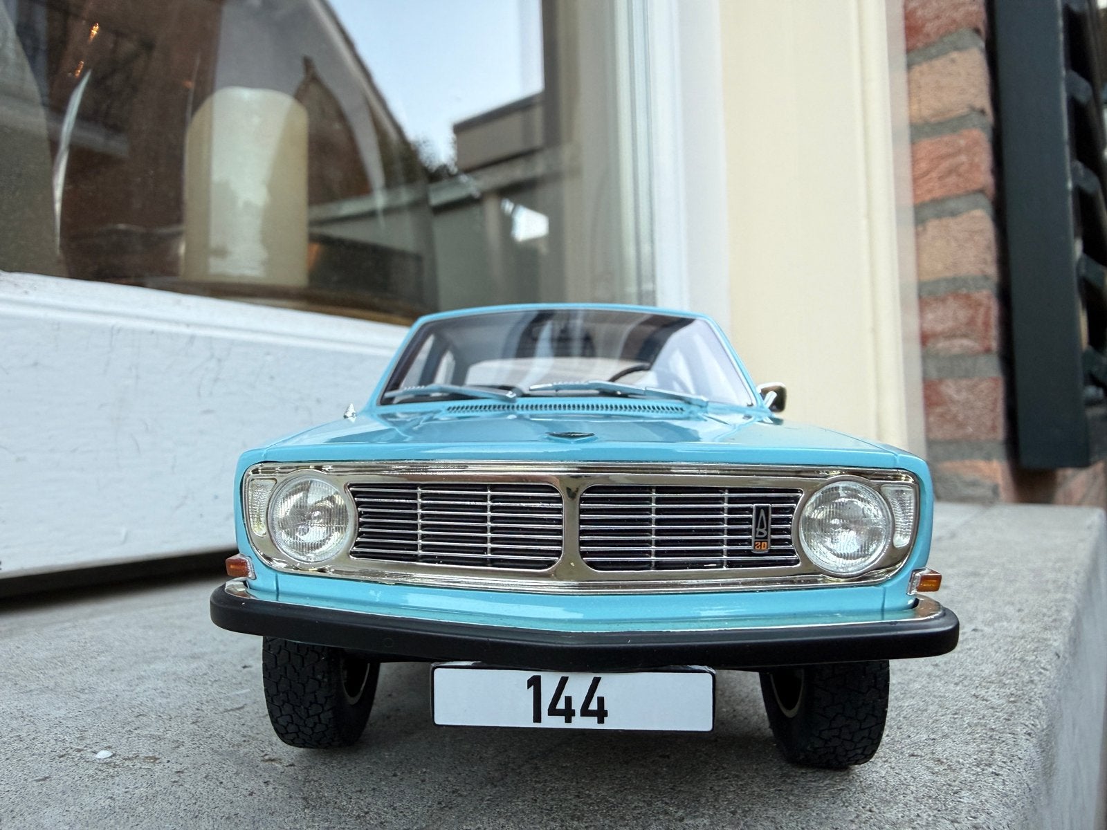 1:18 Volvo 144 lichtblauw 1970 BOS Models BOS426, Hobby en Vrije tijd, Overige merken, Info@modelcarworld.com, Auto, Nieuw