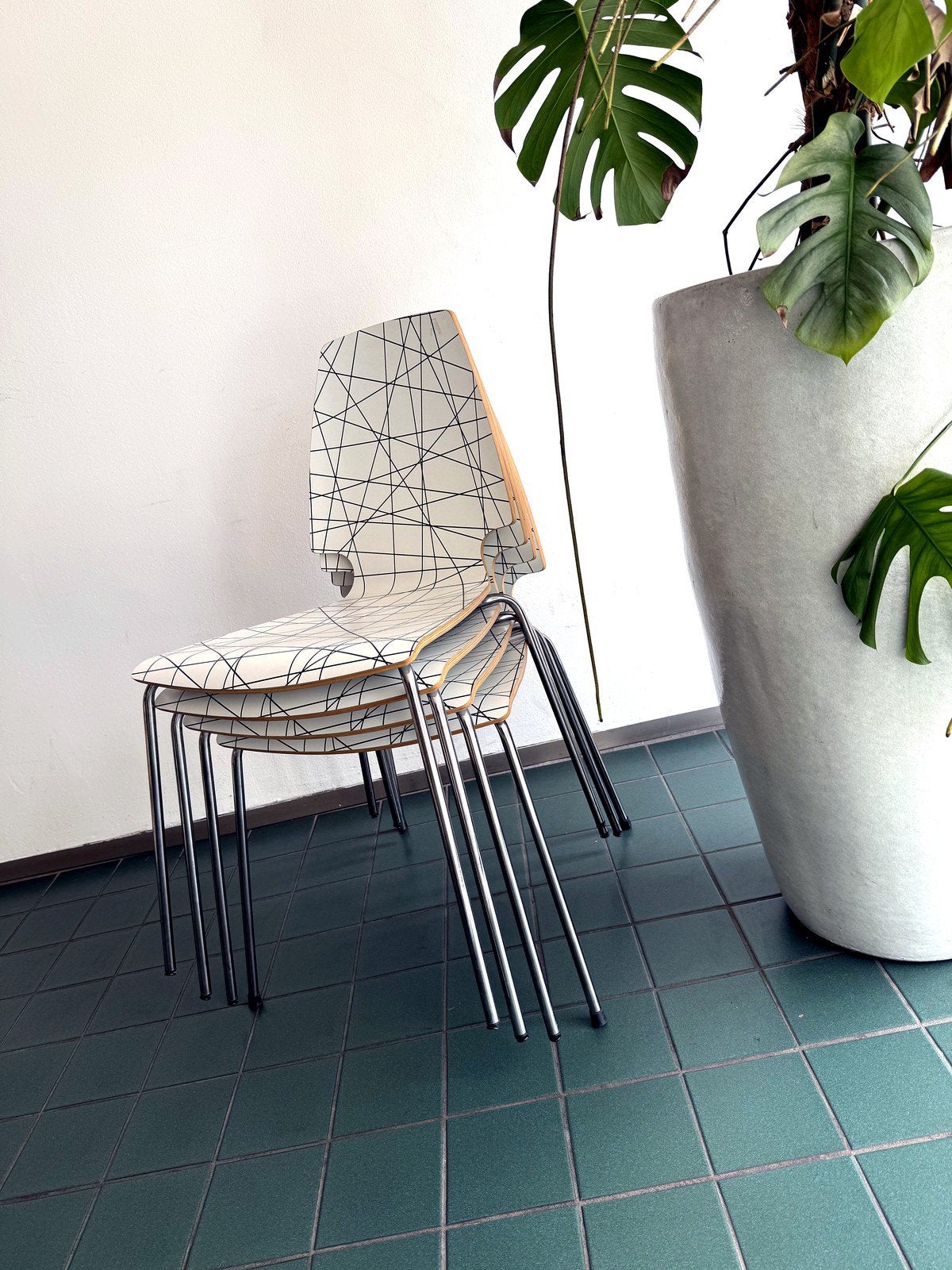 IKEA Vilmar stapelstoelen (4x) - met  grafisch lijnenpatroon, Tuin en Terras, Tuinstoelen, Ophalen, Zo goed als nieuw, Stapelbaar