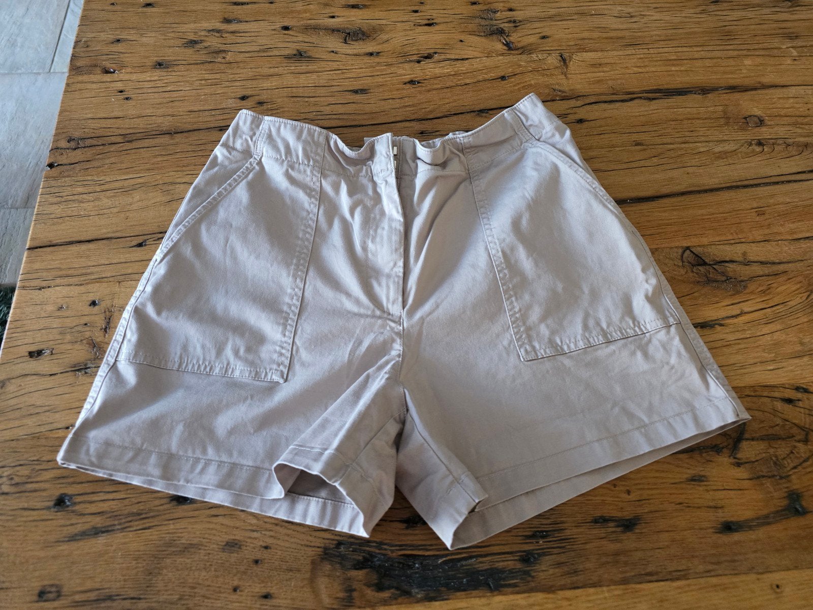 Te koop nieuwe beige korte damesbroek, merk Calvin Klein, ma, Kort, Beige, Maat 42/44 (L), Nieuw