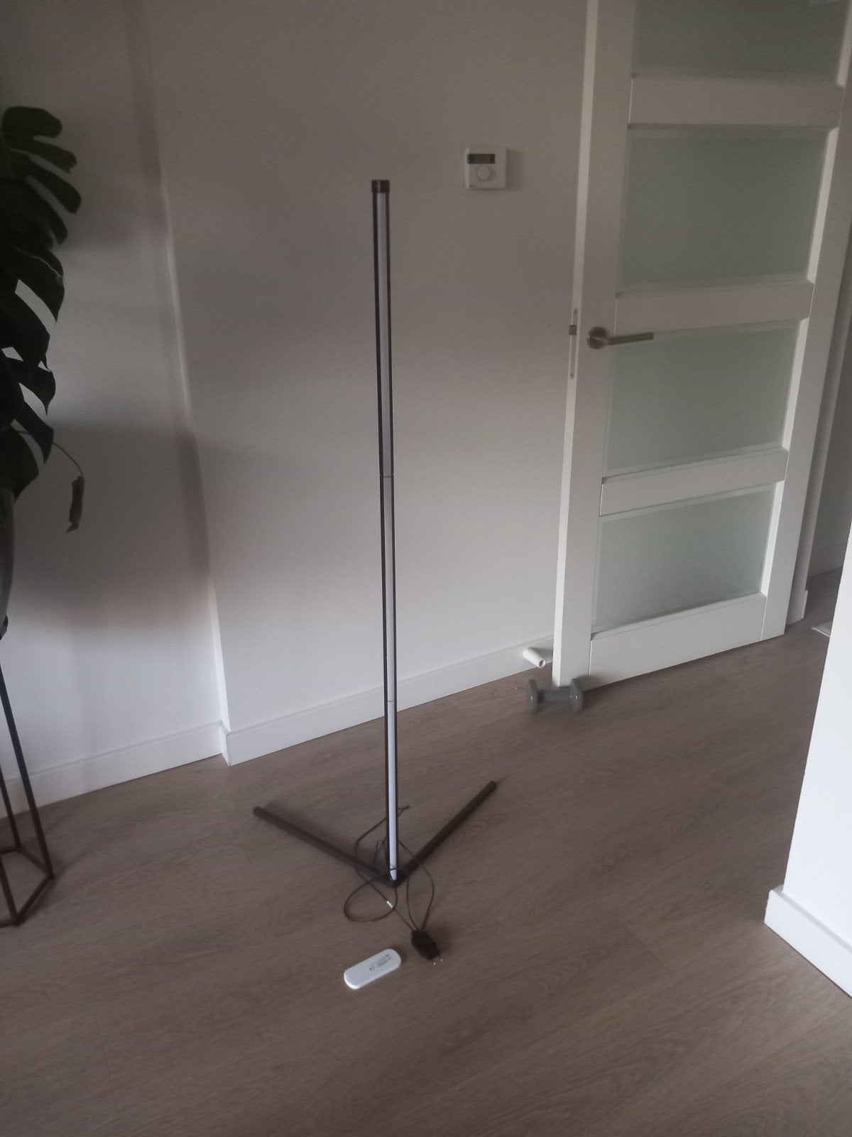 - Smart LED staande hoeklamp met afstandsbediening, Huis en Inrichting, Ophalen, Overige fittingen, Zo goed als nieuw, Metaal