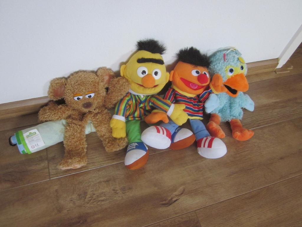 TMC 2016 Sesame Workshop Sesamstraat 4x handpoppen + kast, Overige merken, Overige karakters, Beer, Ophalen of Verzenden