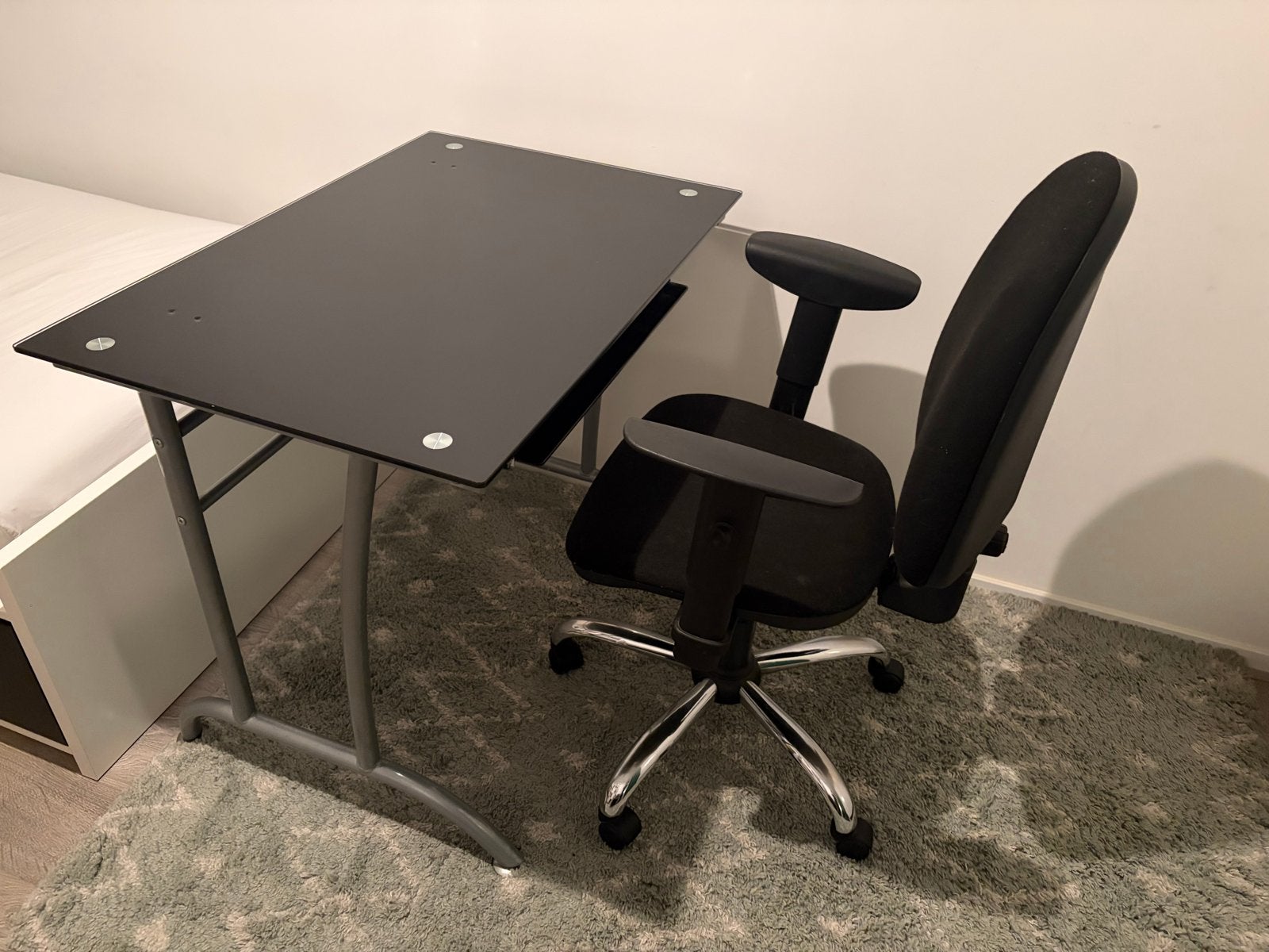 Computertafel met glazen blad en uitschuifbaar toetsenbordbl, Ophalen, Gebruikt, 90 cm, Industrieel