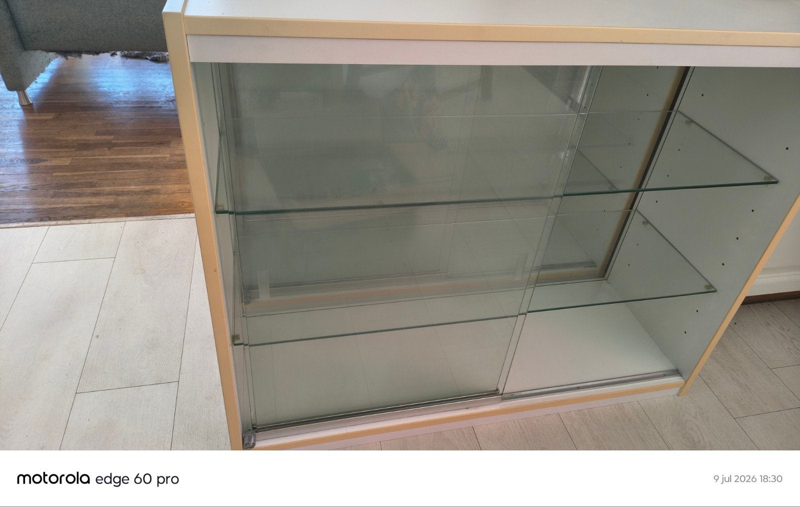 Witte vitrinekast met glazen schuifdeuren en planken, Ophalen, 100 tot 150 cm, Glas, Minder dan 100 cm