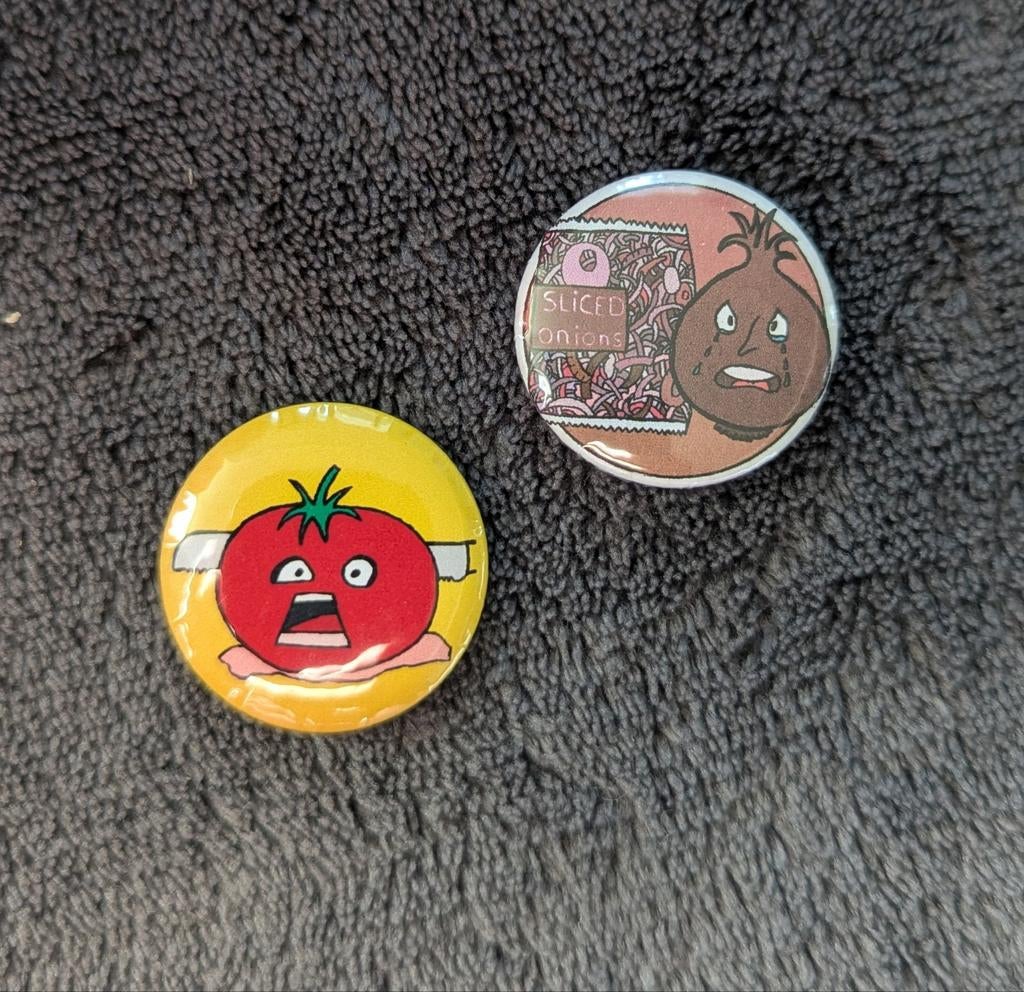 Grappige Cartoon Buttons: Tomaat & Ui (25mm), Ophalen of Verzenden, Nieuw, Figuurtje, Button