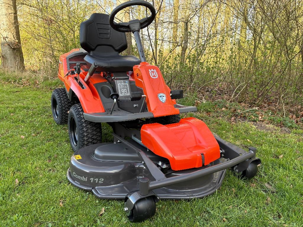 Husqvarna Rider 2-cilinder met 112 pendelend maaidek., Tuin en Terras, Zitmaaiers, Nieuw, 90 tot 120 cm, Ophalen