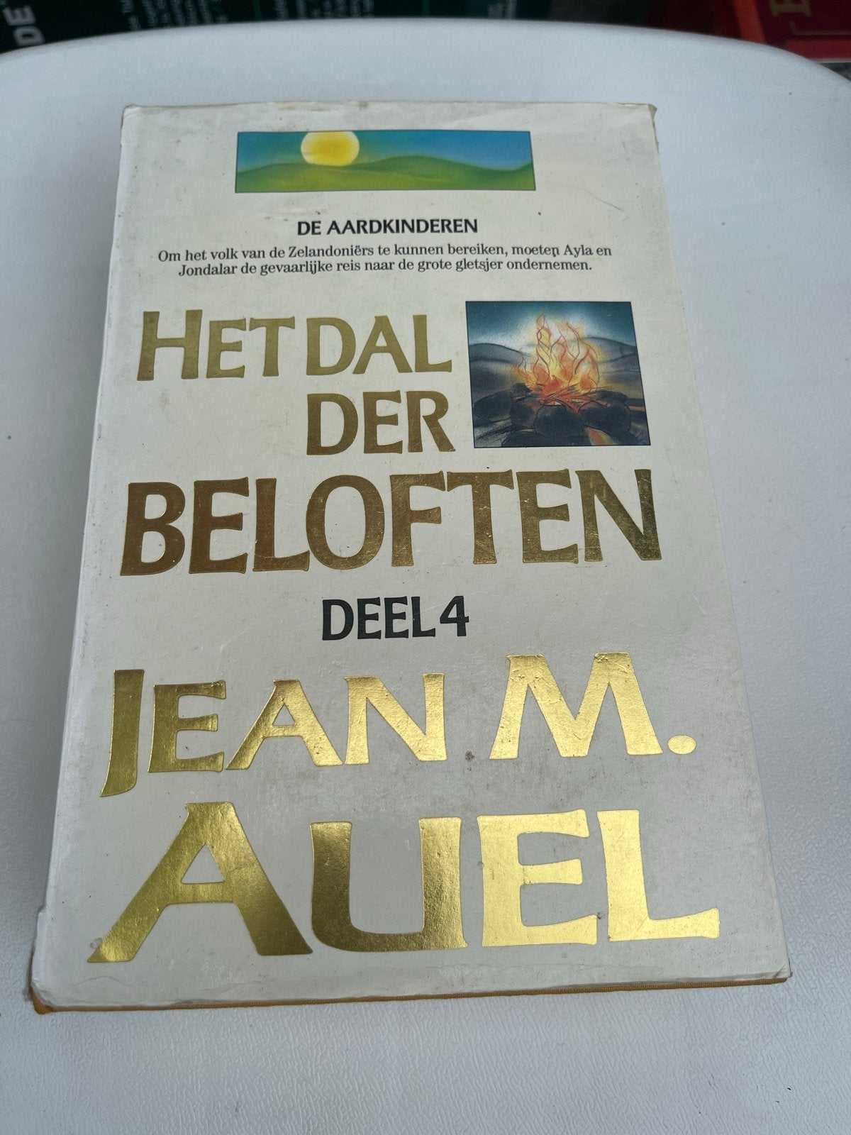 Het Dal der Beloften - De Aardkinderen Deel 4 - Jean M. Auel, Ophalen of Verzenden, Gelezen, Nederland