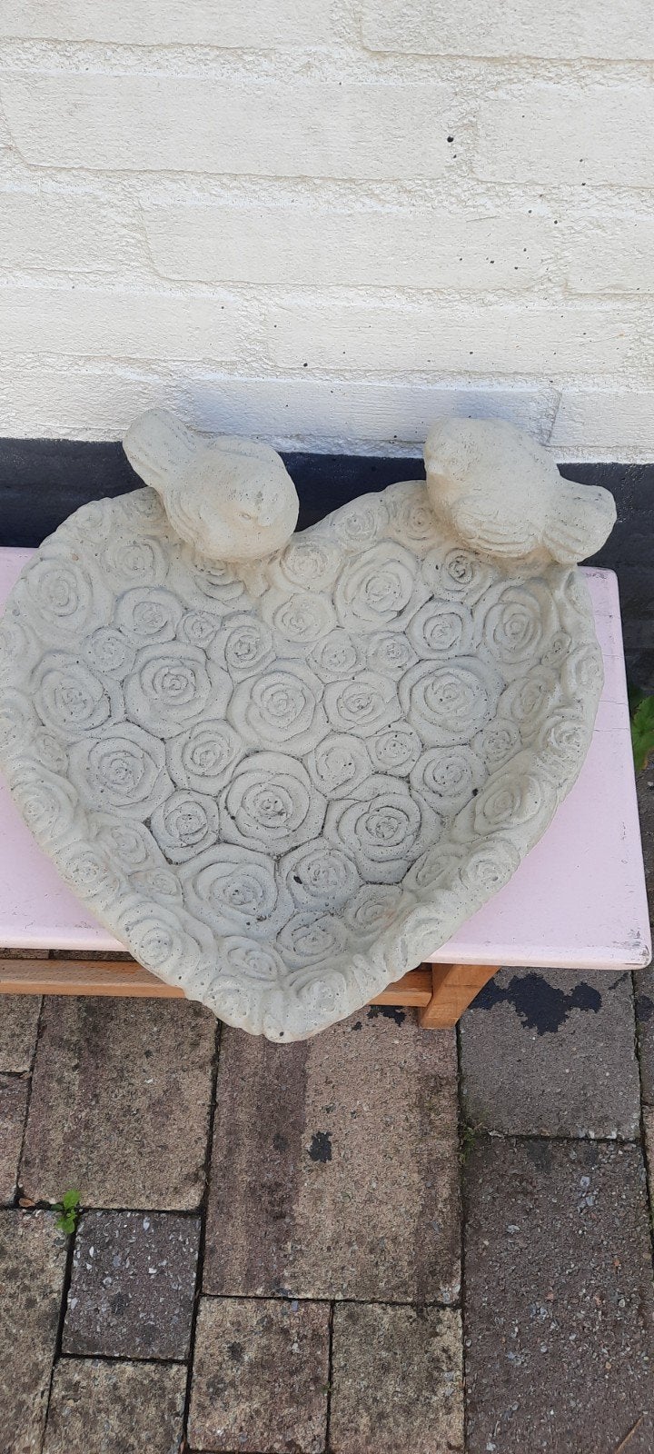 Betonnen vogelbad in hartvorm met rozen en vogels, Ophalen of Verzenden, Zo goed als nieuw, Beton, Dierenbeeld