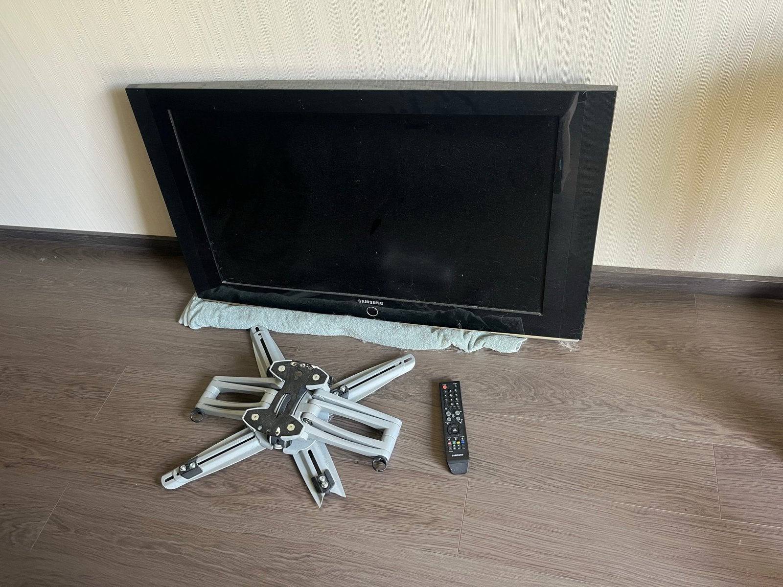 Samsung LE37S81B LCD TV met afstandsbediening en beugel, Ophalen, Gebruikt, 50 Hz, 80 tot 100 cm