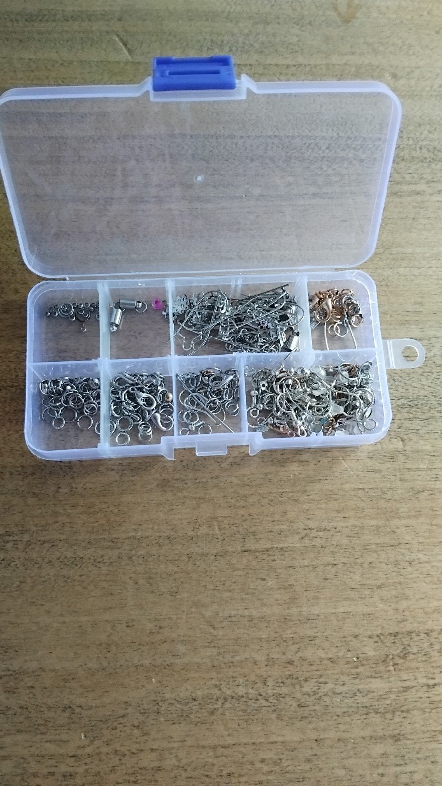 Assortiment sieraden onderdelen in opbergdoosje, Ophalen of Verzenden, Gebruikt, Tussenstuk of Tussenkraal