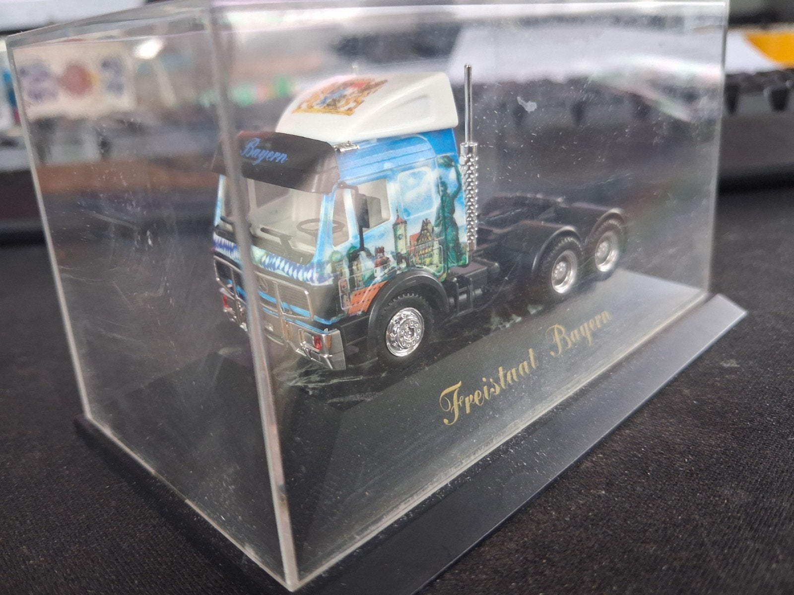 Modelvrachtwagen "Freistaat Bayern" in vitrine, Ophalen of Verzenden, Zo goed als nieuw