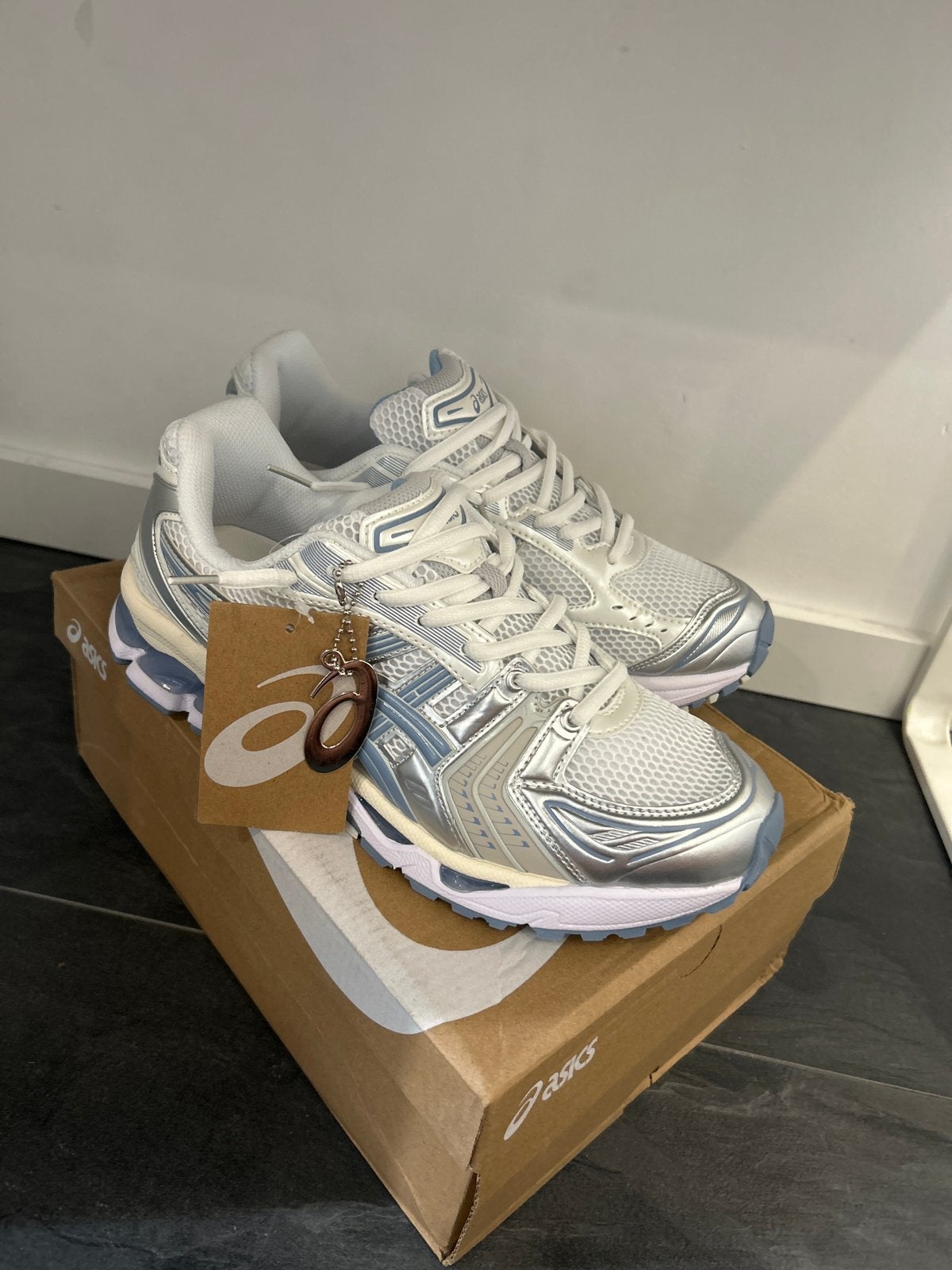 Nieuwe Asics Gel-Kayano 14 - Maat 43, Kleding | Heren, Schoenen, Ophalen of Verzenden, Nieuw, Wit, Sneakers of Gympen