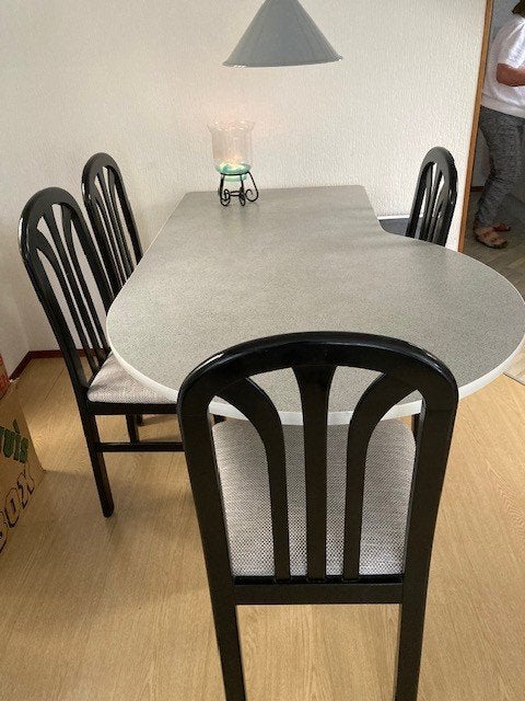 Eettafel met 4 stoelen - Stoelen opnieuw bekleed, Huis en Inrichting, Ophalen, Gebruikt, 100 tot 150 cm, Apart