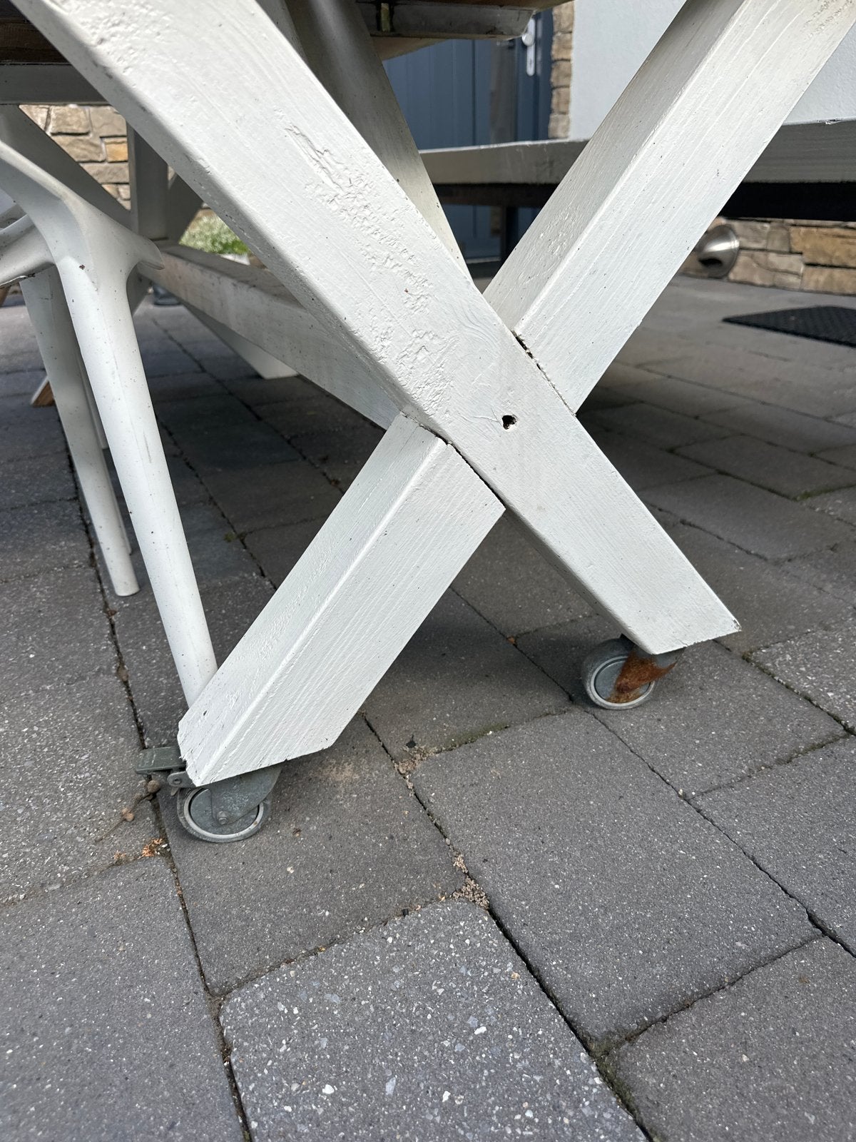 Foto 7 van Zware witte buitentafel 110x210 met bank en 3 stoelen