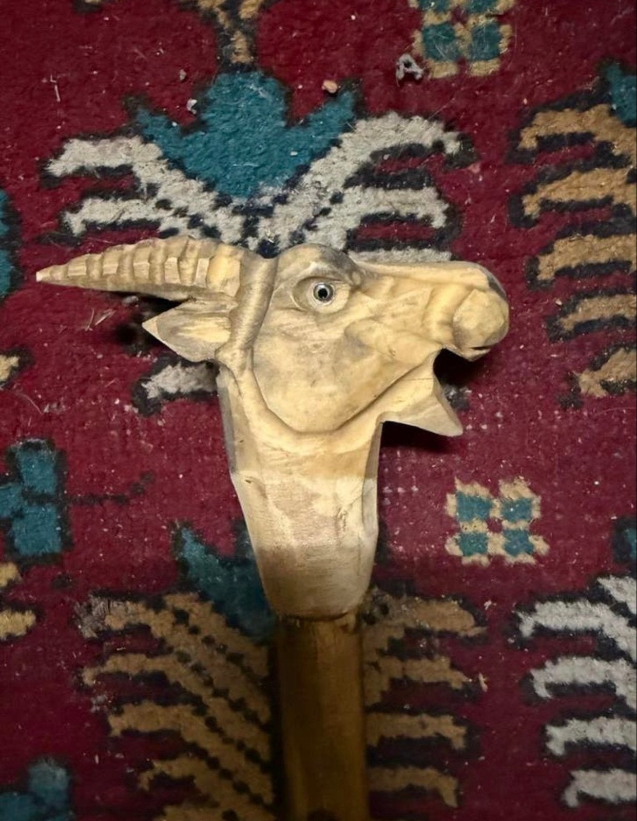 Oude wandelstok met ramskop, Ophalen