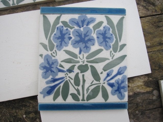 16 stuks antieke wandtegels met bloem in blauw/groen tinten