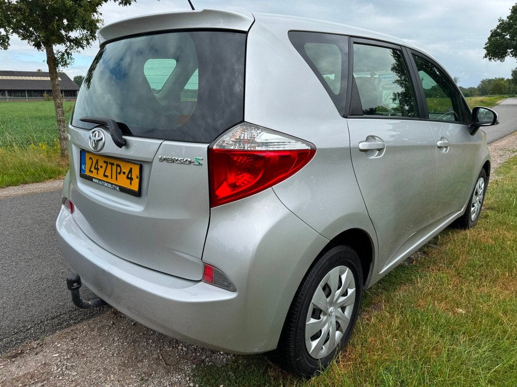 Toyota Verso-S 1.3 VVT-i Aspiration compleet onderhouden|AUT, Auto's, Toyota, Euro 5, Stof, Gebruikt, 4 cilinders