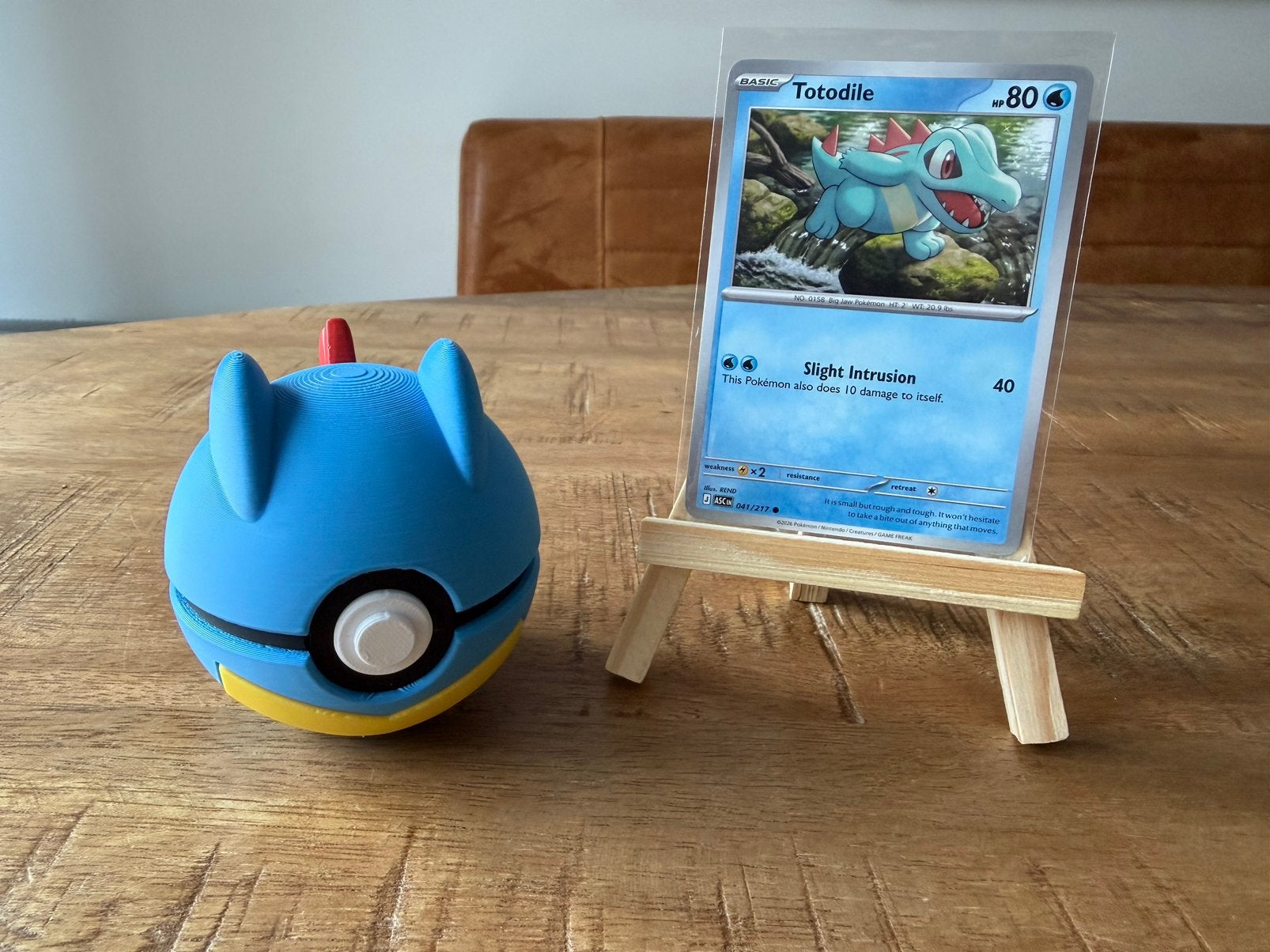Totodile pokemon kaart + standaard + pokeball Op=Op, Hobby en Vrije tijd, Ophalen of Verzenden, Nieuw, Losse kaart