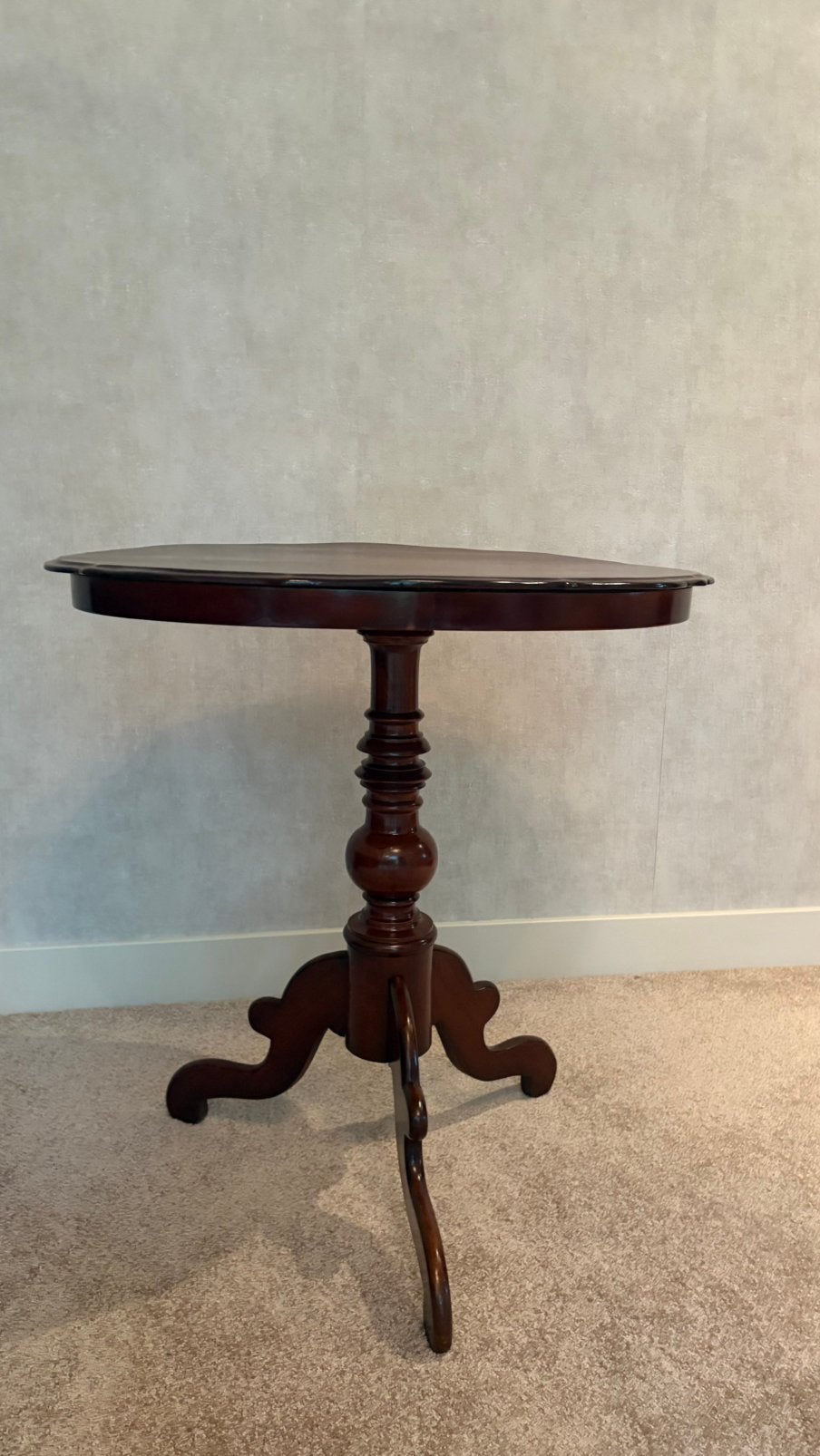 Antieke ovale bijzettafel van donker hout, Antiek en Kunst, Ophalen