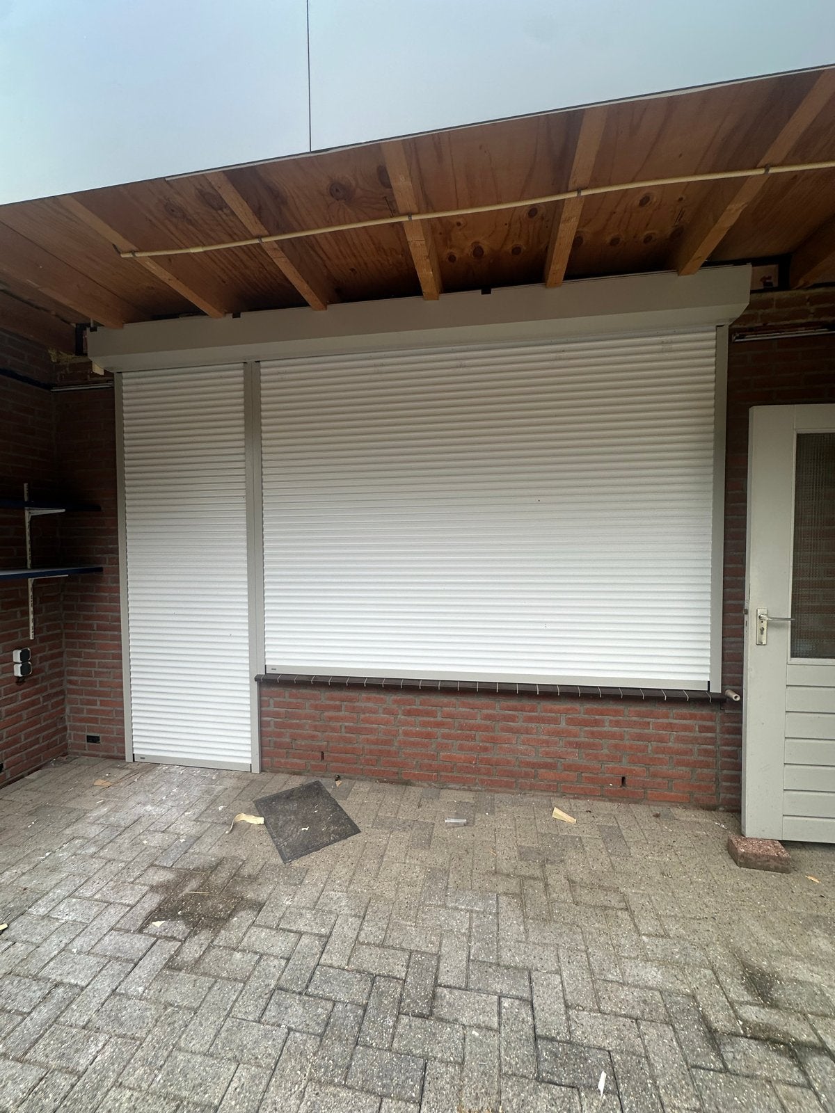 Elektrisch rolluik met afstandsbediening en wandschakelaar, Ophalen, Gebruikt, Wit, Elektrische bediening