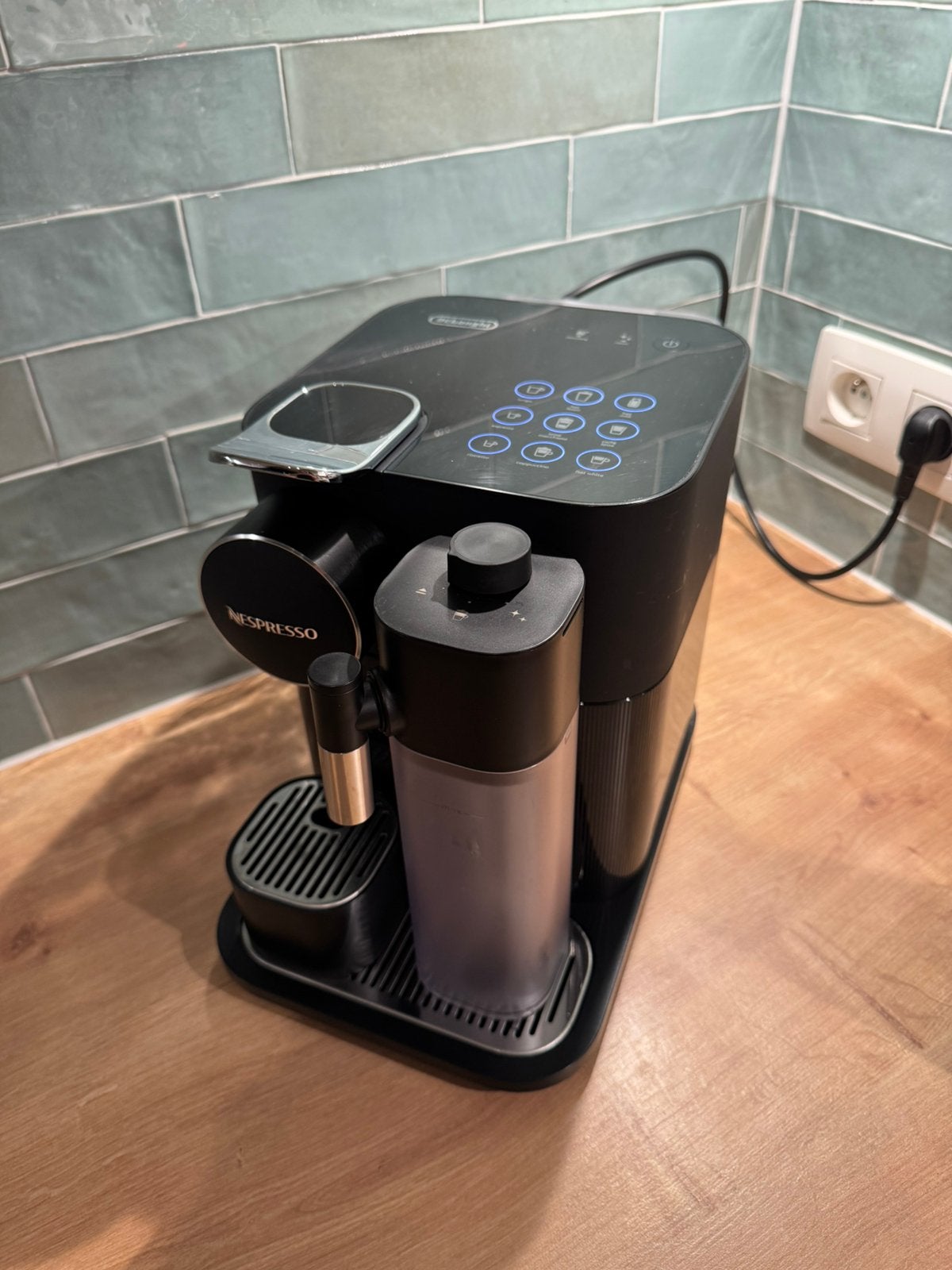 De'Longhi Nespresso Koffiemachine Gran Lattissima Zwart, Ophalen of Verzenden, Zo goed als nieuw, Koffiemachine