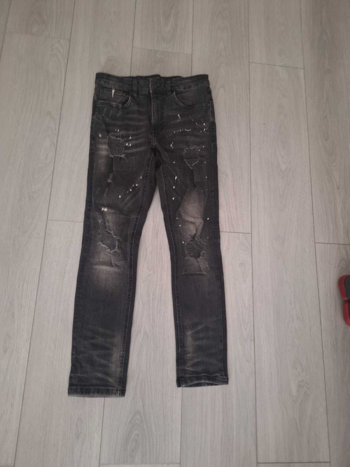 Stoere grijze spijkerbroek maat XS met verfspatten, Ophalen, Onbekend, W27 (confectie 34) of kleiner, Grijs