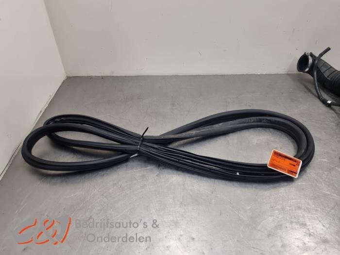 Portierrubber 2Deurs links van een Ford Transit Custom