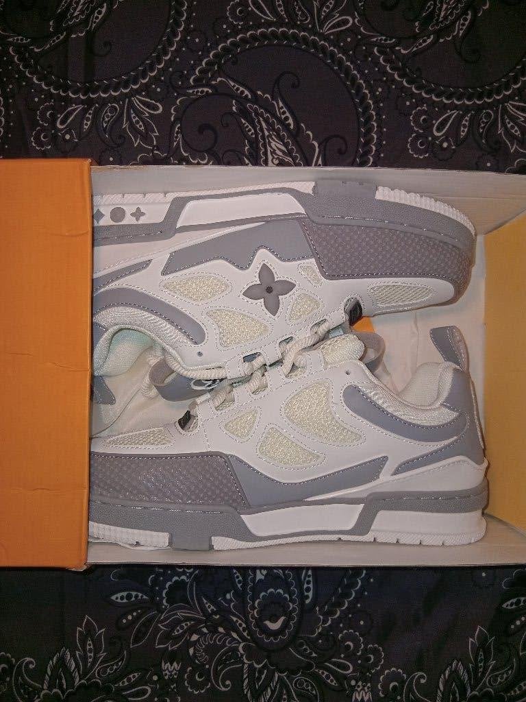 Louis Vuitton sneakers grijs en wit - Maat 42, Wit, Nieuw, Ophalen of Verzenden, Sneakers of Gympen