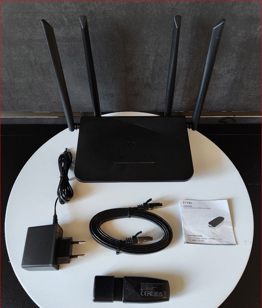 Zyxel Dual Band Router met adaptor dongel en netwerk kabel, Ophalen of Verzenden, Zo goed als nieuw, Router, ZYXEL