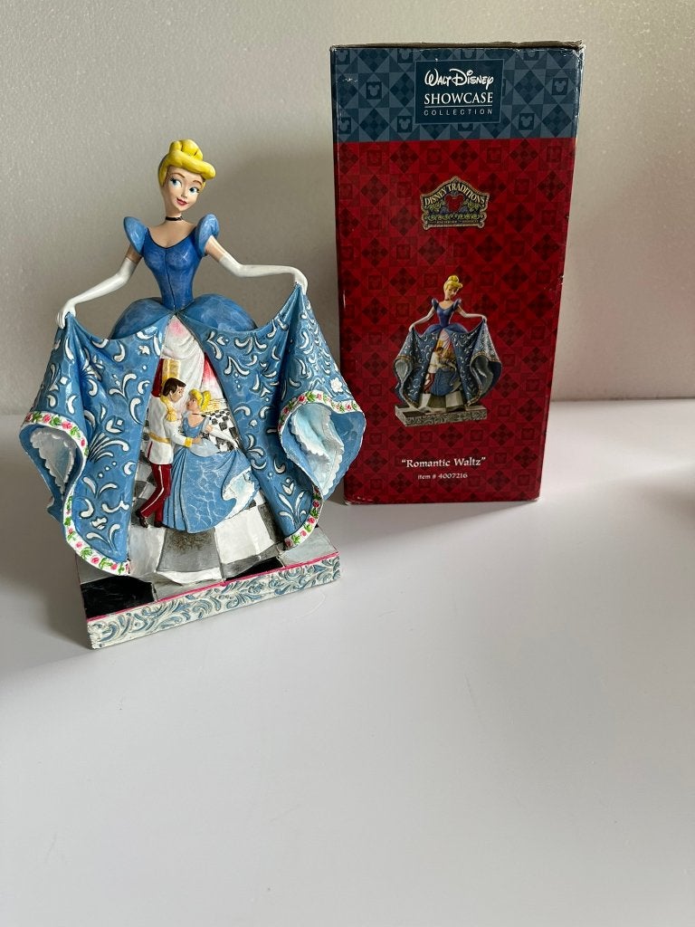 Disney Traditions, Verzamelen, Disney, Ophalen of Verzenden, Assepoester of Belle, Zo goed als nieuw, Beeldje of Figuurtje